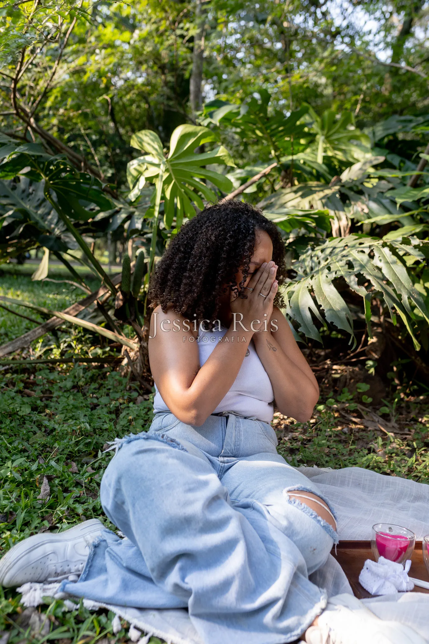 Gestante emocionada ao descobrir o sexo do bebê no chá revelação