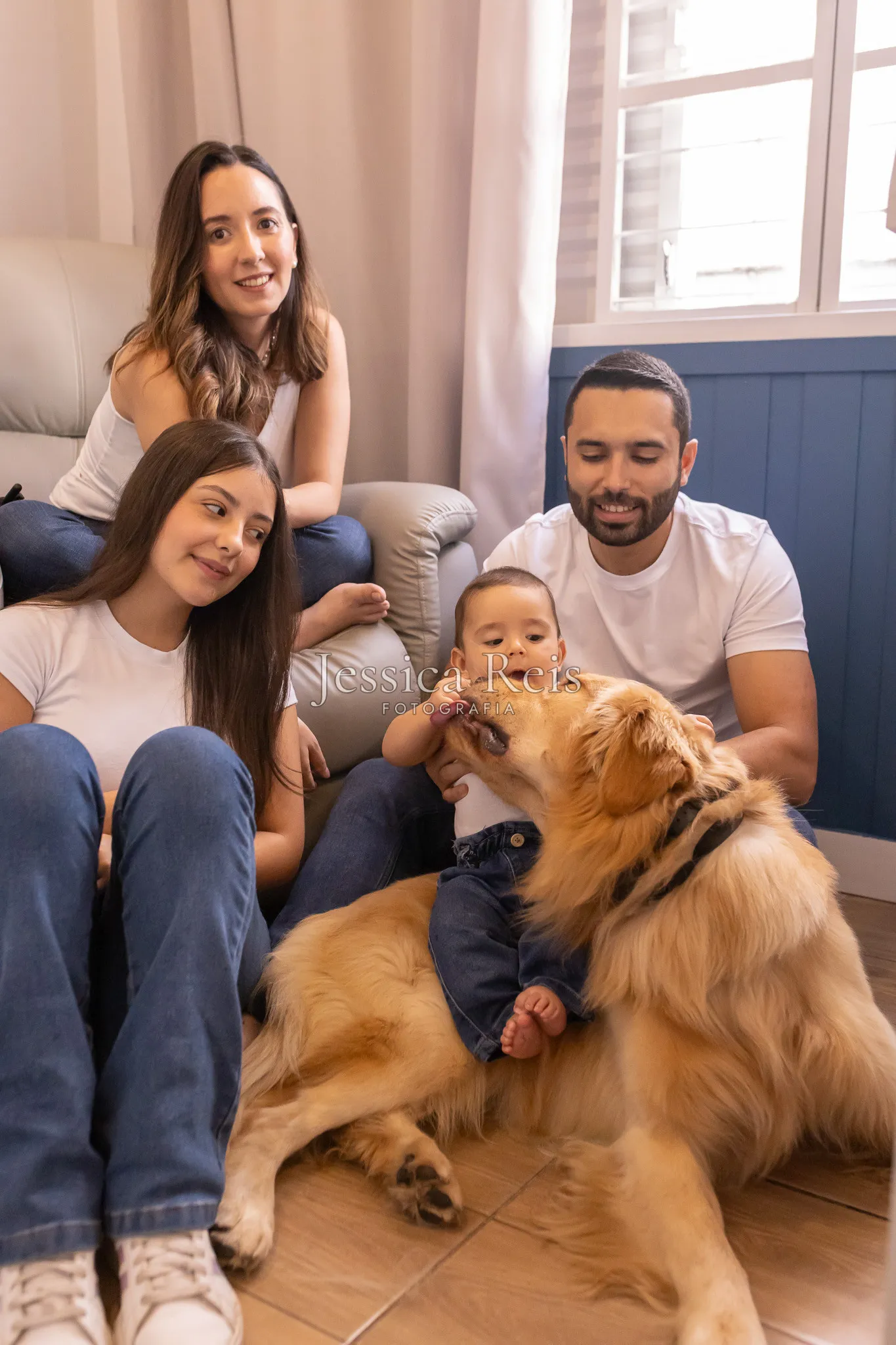 Família reunida no sofá com o cachorro, ensaio de família em casa