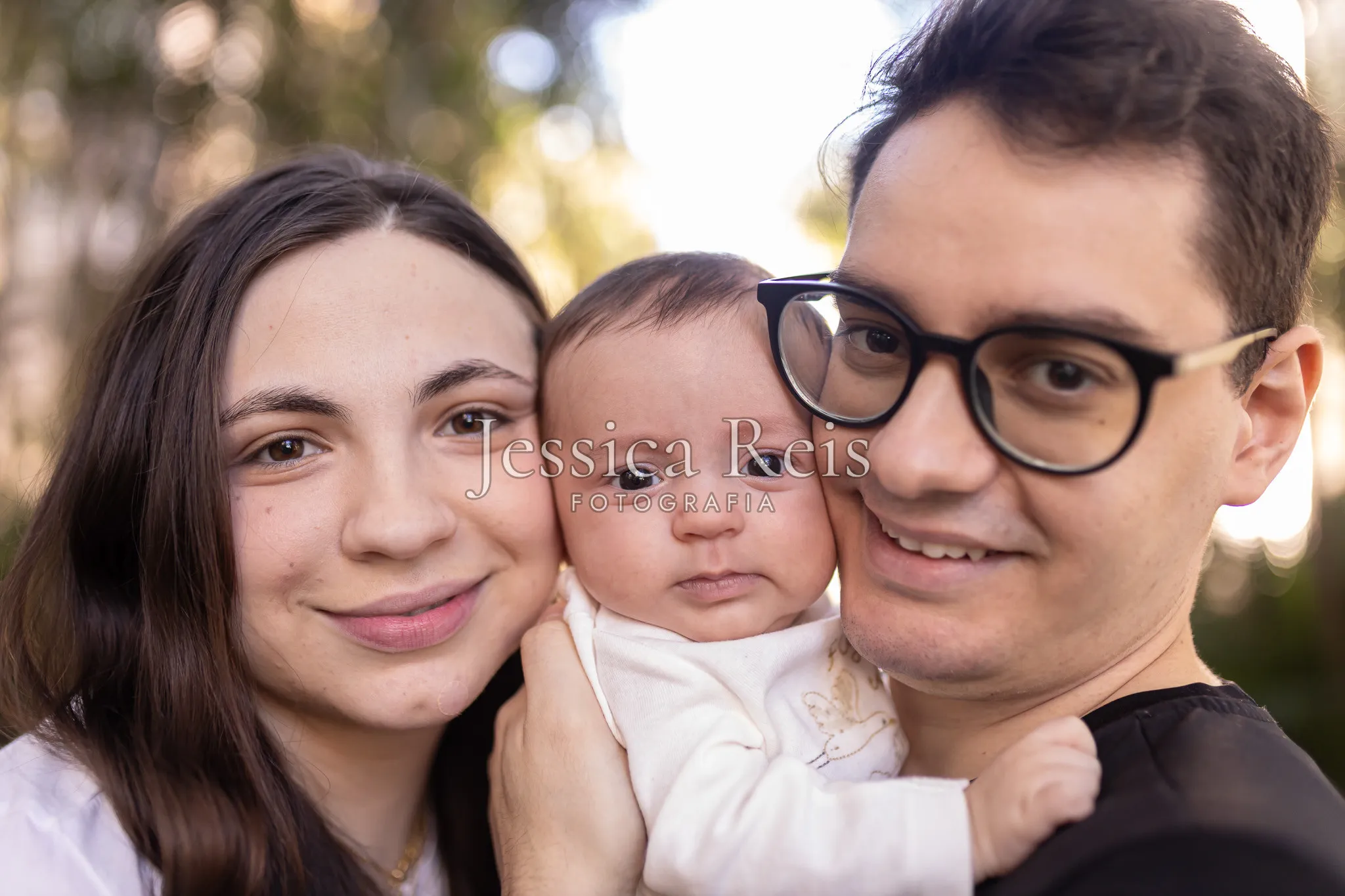 Retrato do casal com o bebê no colo, ensaio de família