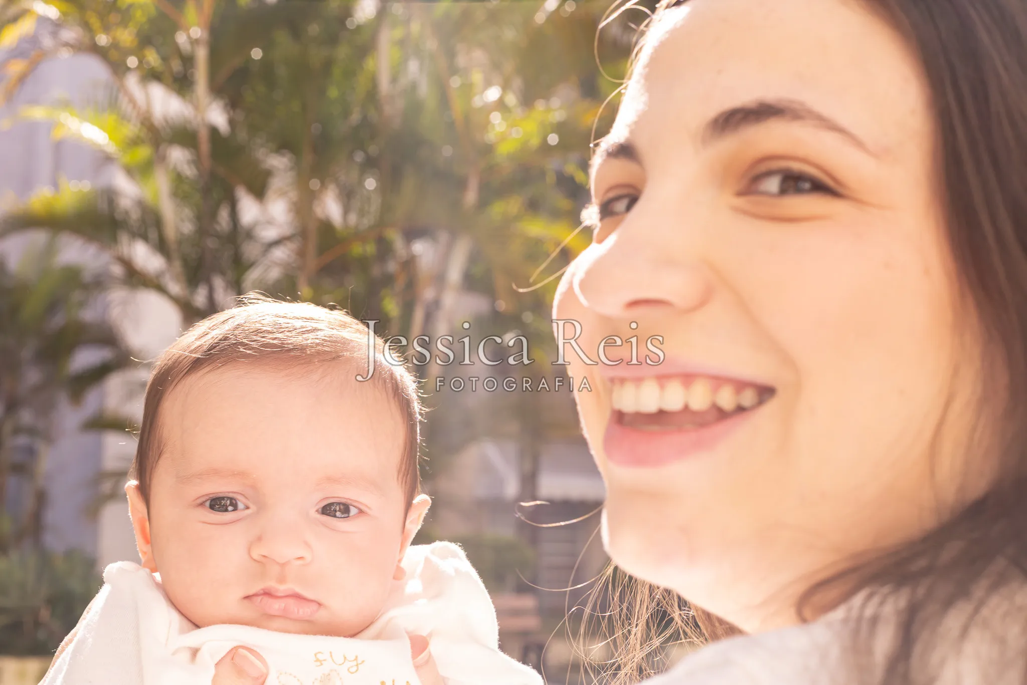 Mãe e bebê sorrindo em cumplicidade, ensaio de família