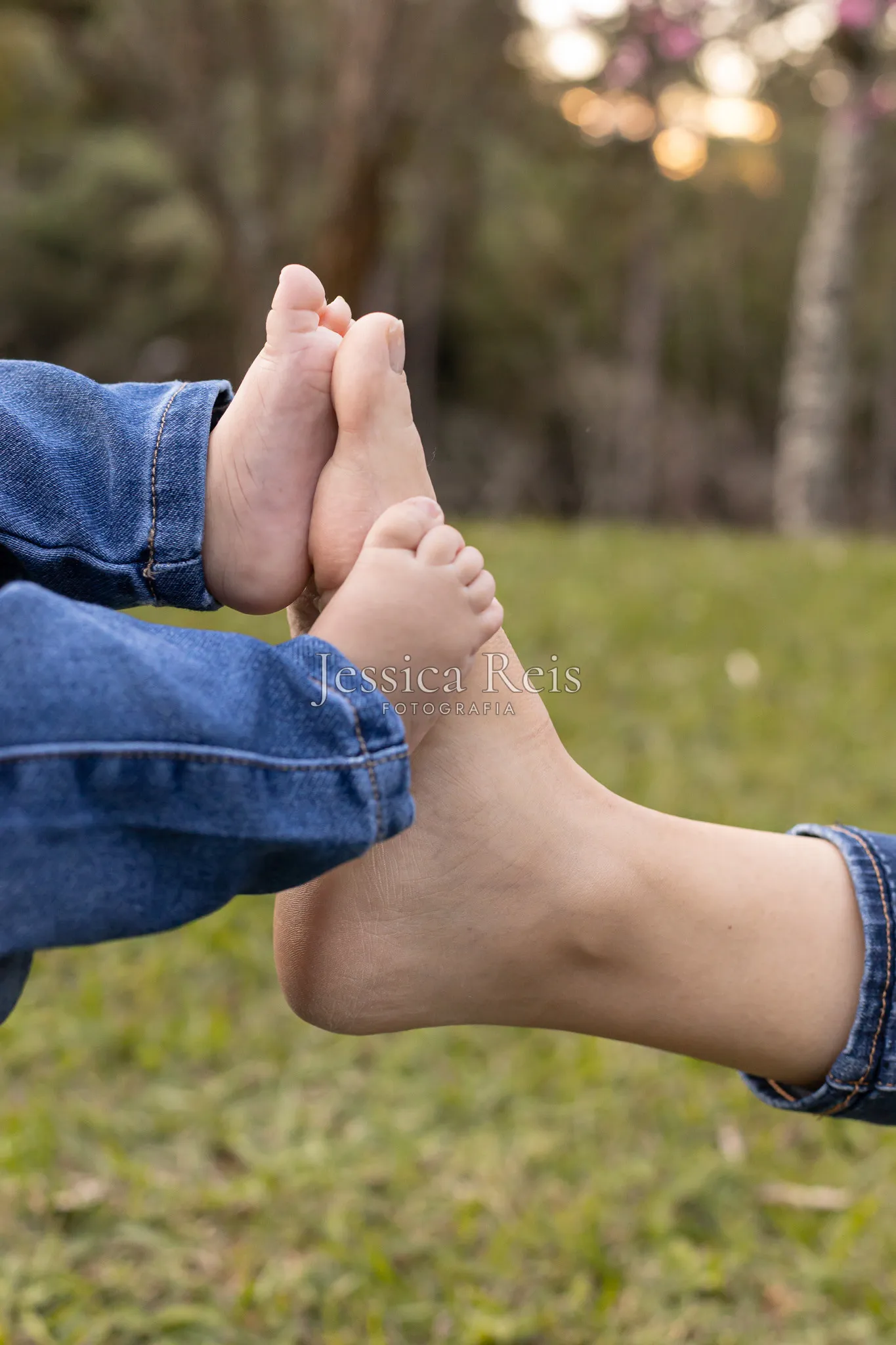 Detalhe dos pés do bebê sobre os da mãe