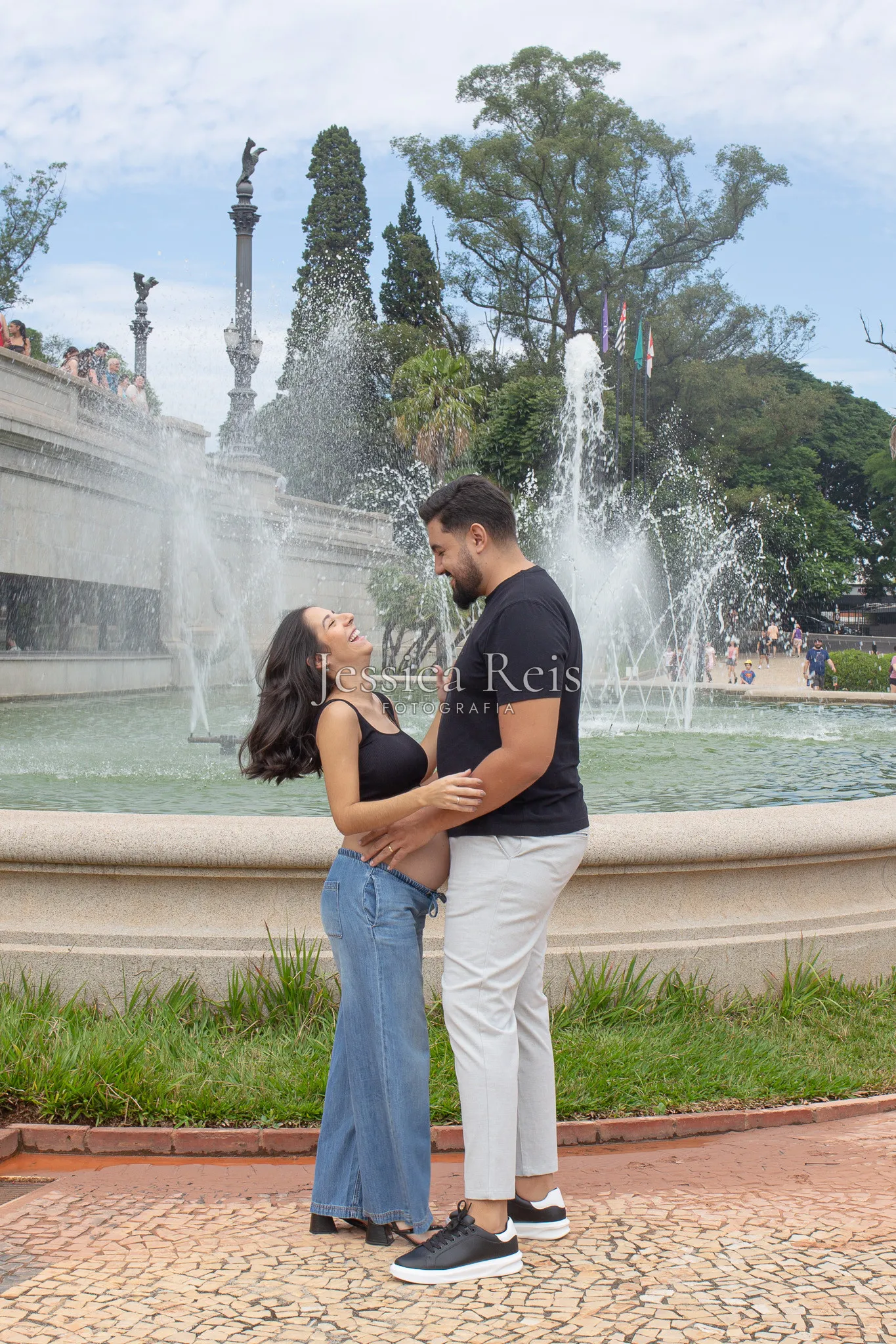 Casal à espera do bebê em frente ao chafariz do Parque da Independência, no Ipiranga