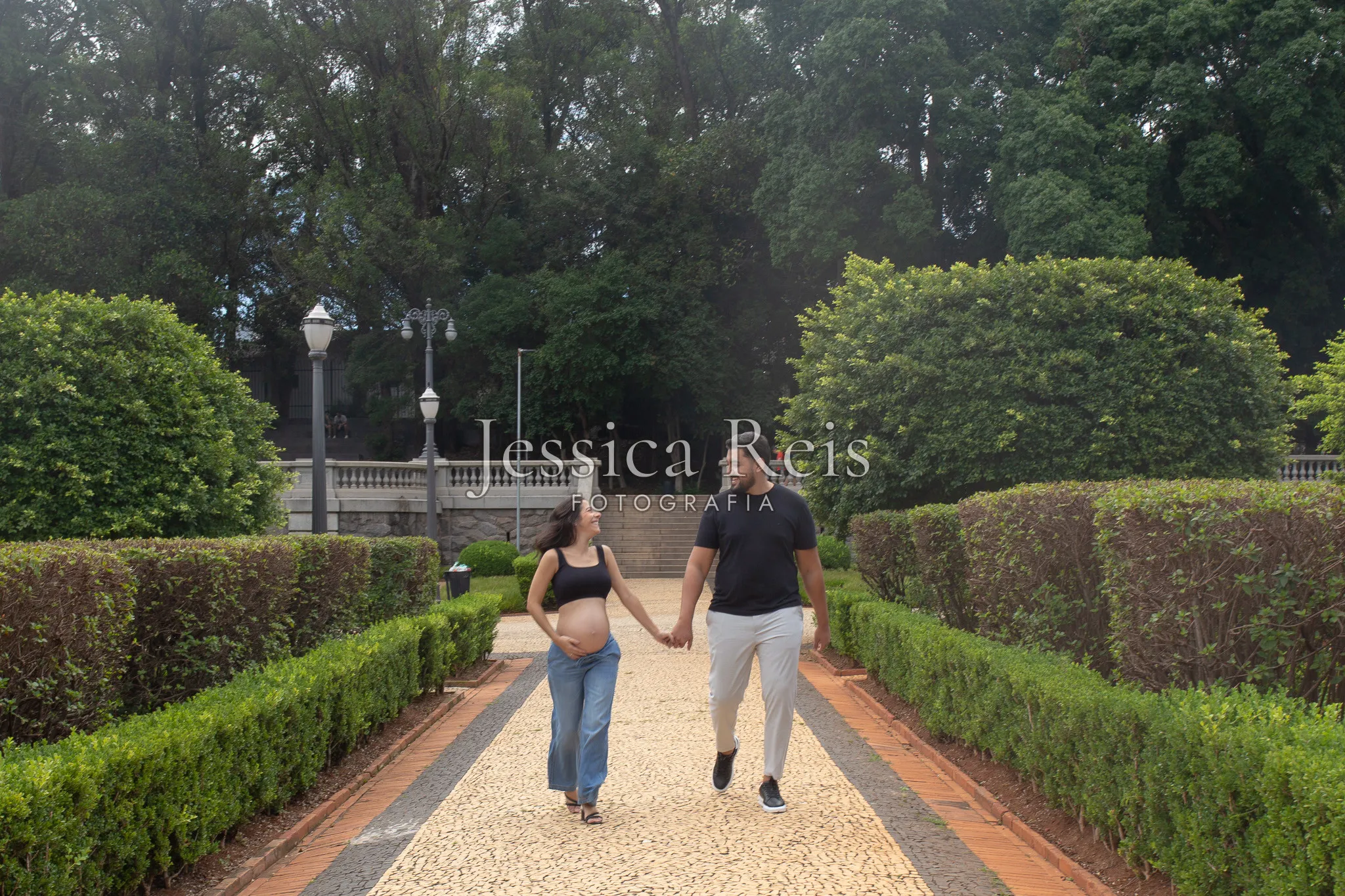 Gestante e companheiro sob os arcos do Museu do Ipiranga, ensaio ao ar livre