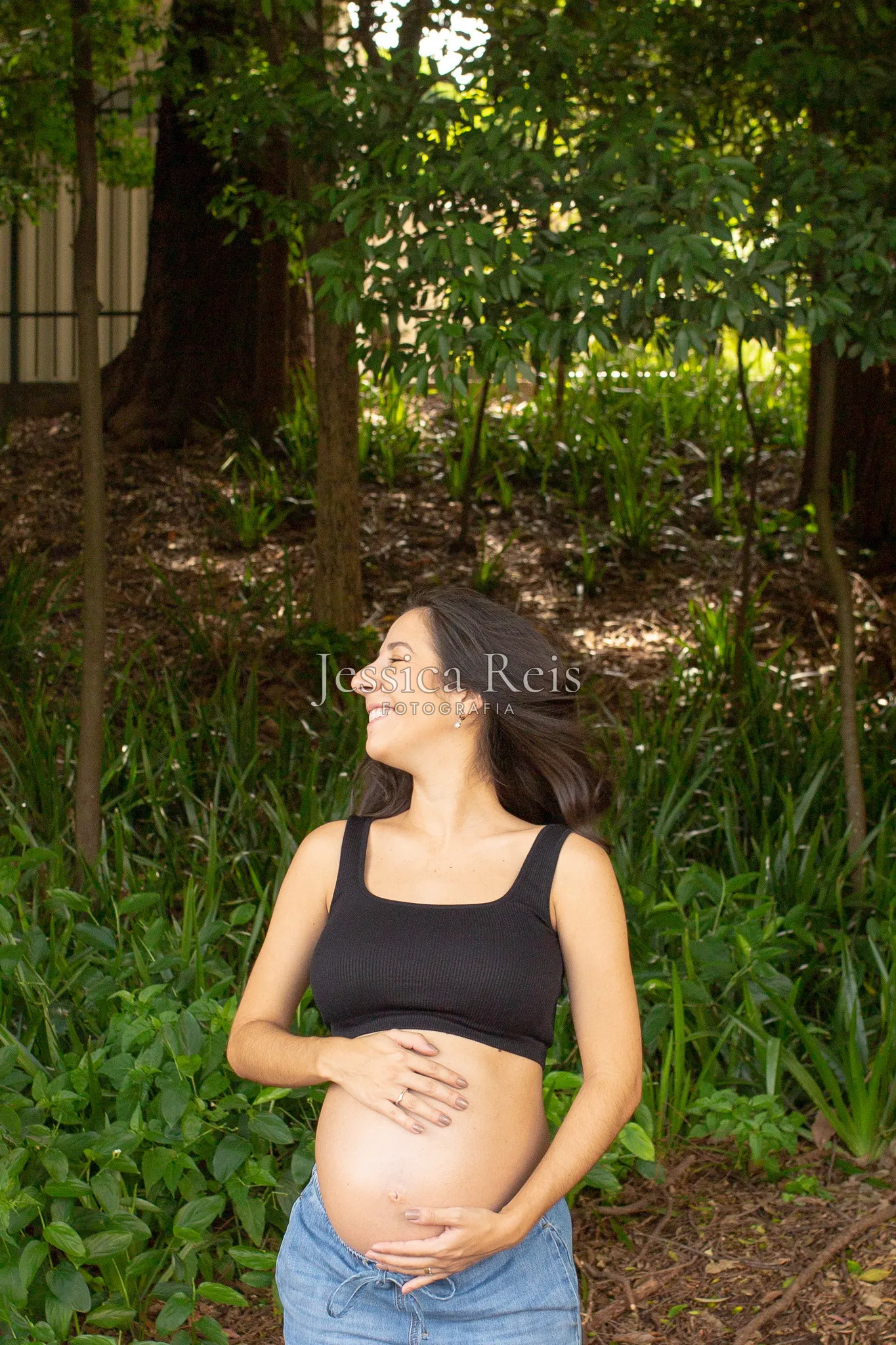 Gestante entre a vegetação do Parque da Independência, ensaio lifestyle