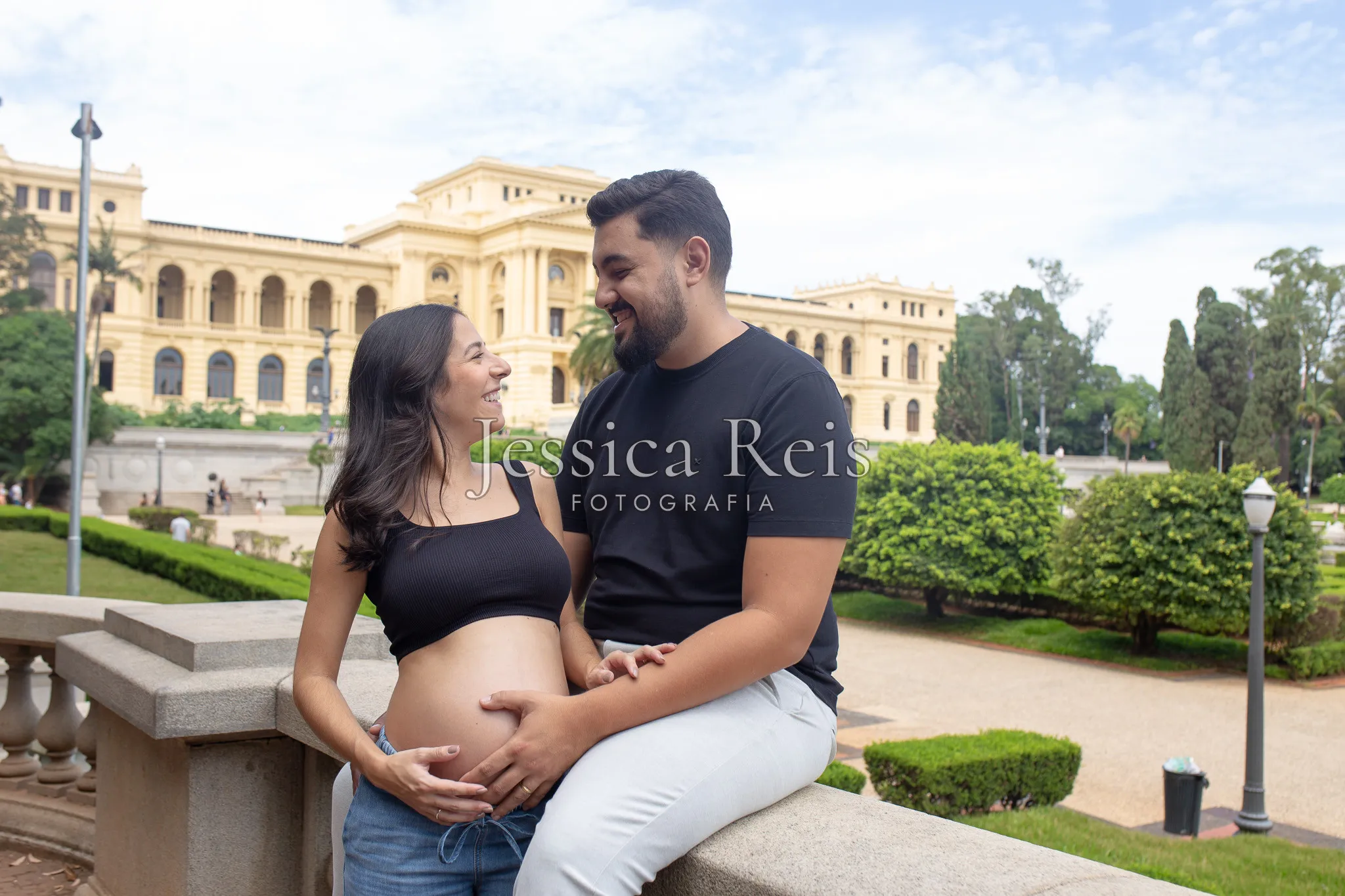 Casal grávido sentado nos jardins do Ipiranga, ensaio espontâneo
