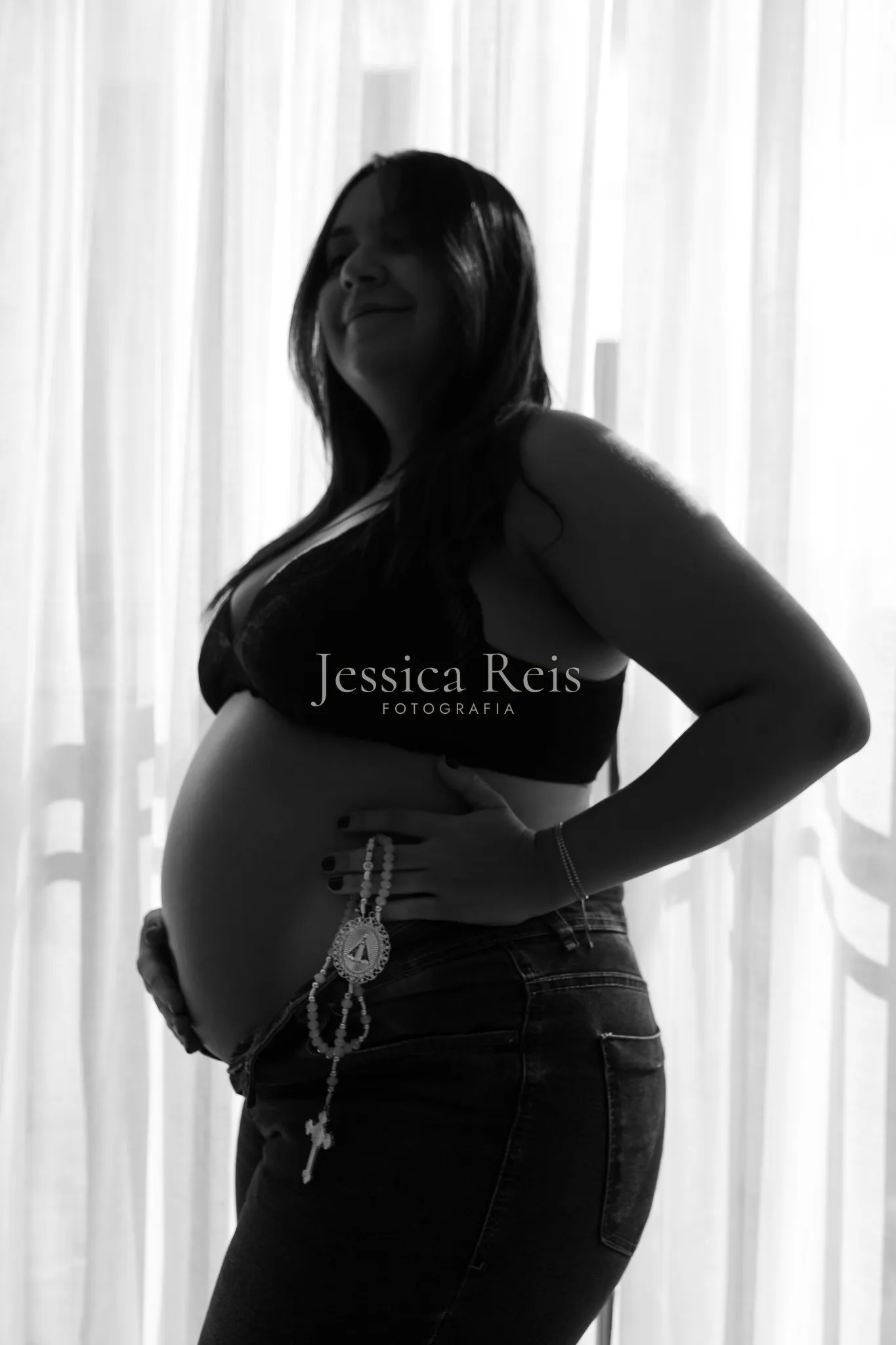 Silhueta da barriga da gestante em contraluz, ensaio em estúdio