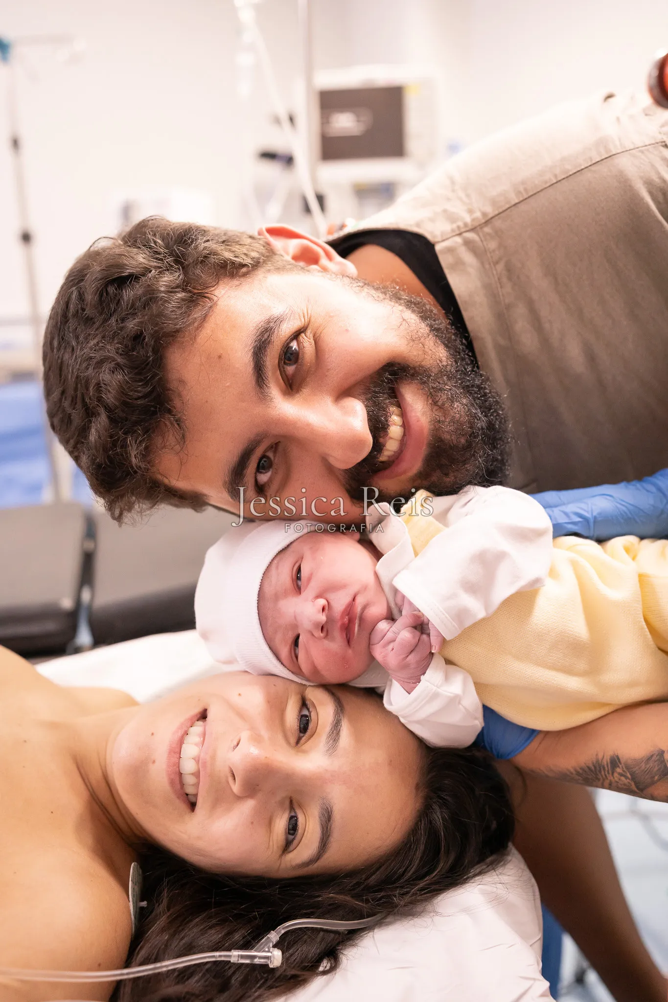 Retrato da família feliz com o recém-nascido após a cesárea, no Hospital da Luz