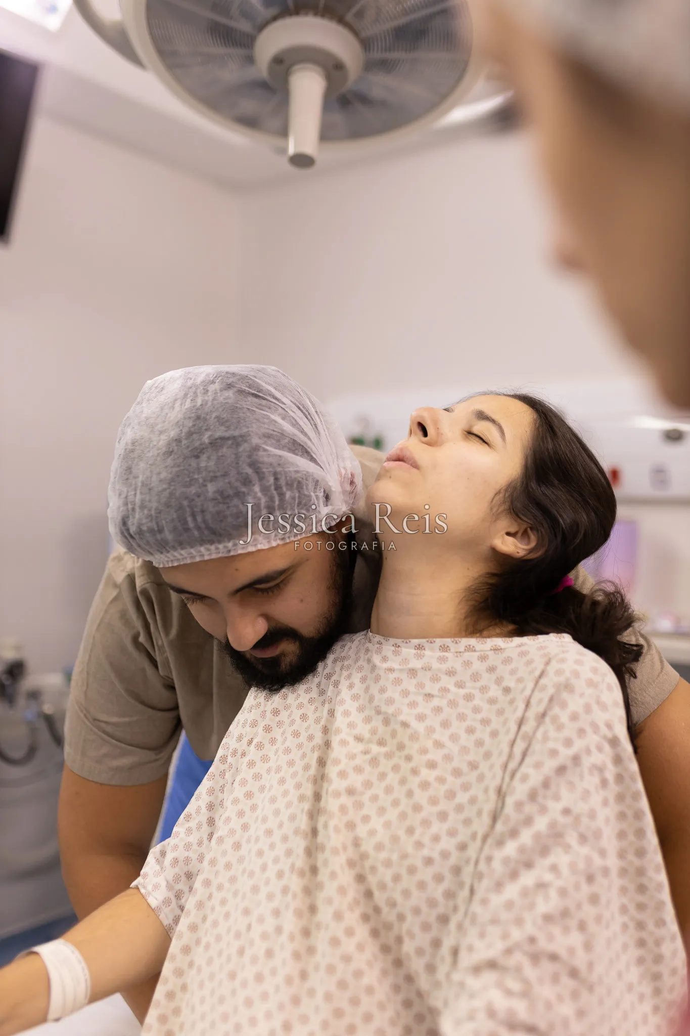 Pai abraçando a parturiente durante o trabalho de parto, no Hospital da Luz