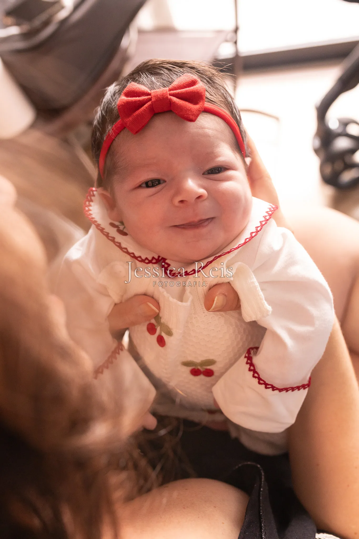 Bebê recém-nascida com laço vermelho, ensaio lifestyle de rotina em casa aos 15 dias de vida